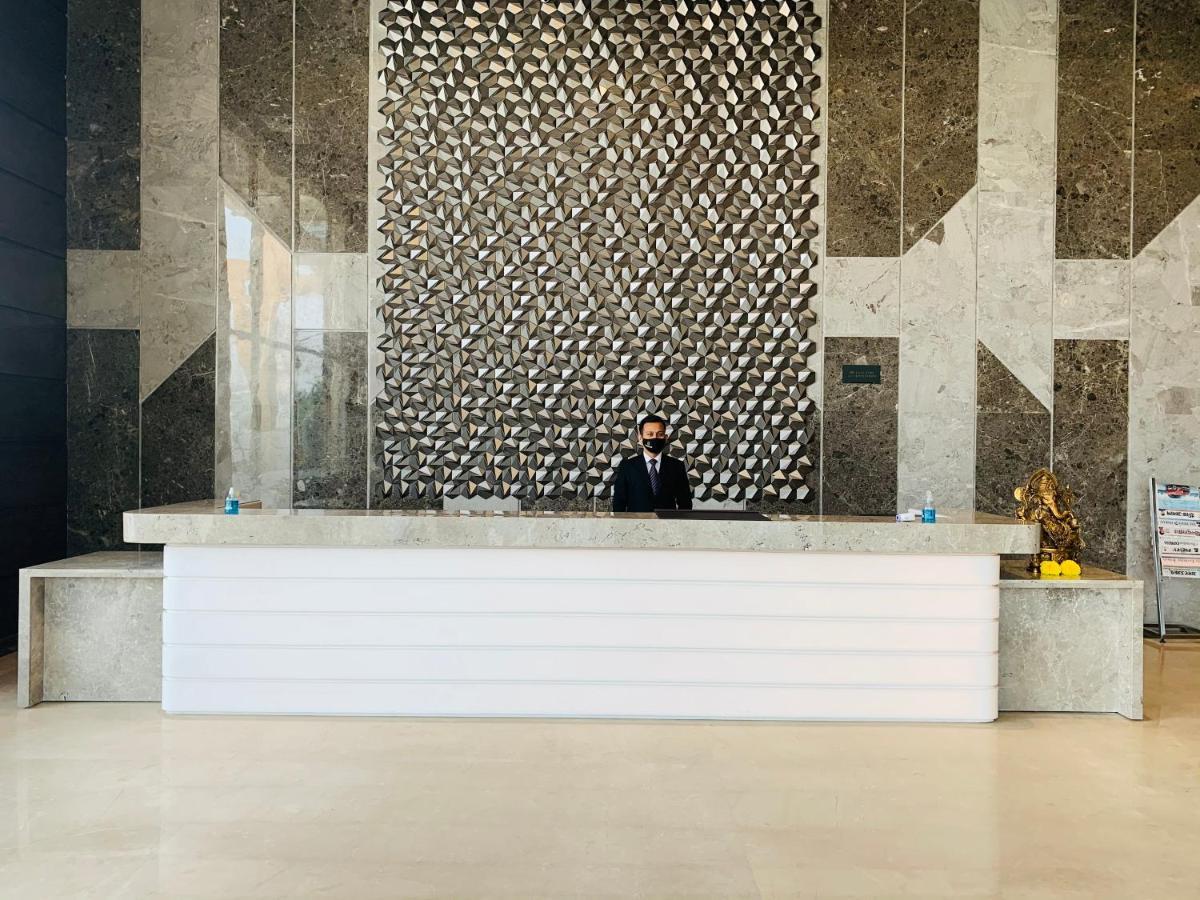 The Grand Arc Hotel & Convention Centre Shahjahanpur Bagian luar foto