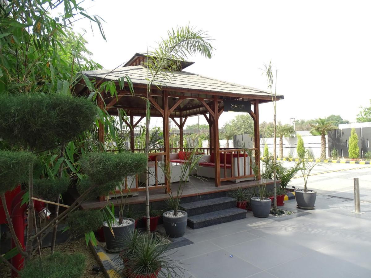 The Grand Arc Hotel & Convention Centre Shahjahanpur Bagian luar foto