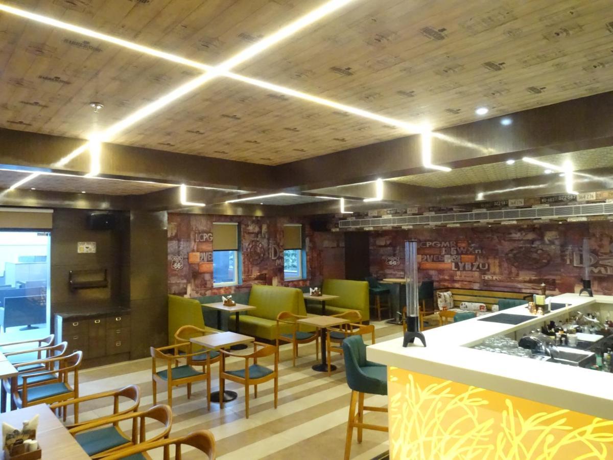 The Grand Arc Hotel & Convention Centre Shahjahanpur Bagian luar foto