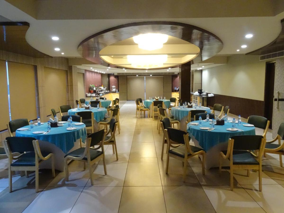 The Grand Arc Hotel & Convention Centre Shahjahanpur Bagian luar foto