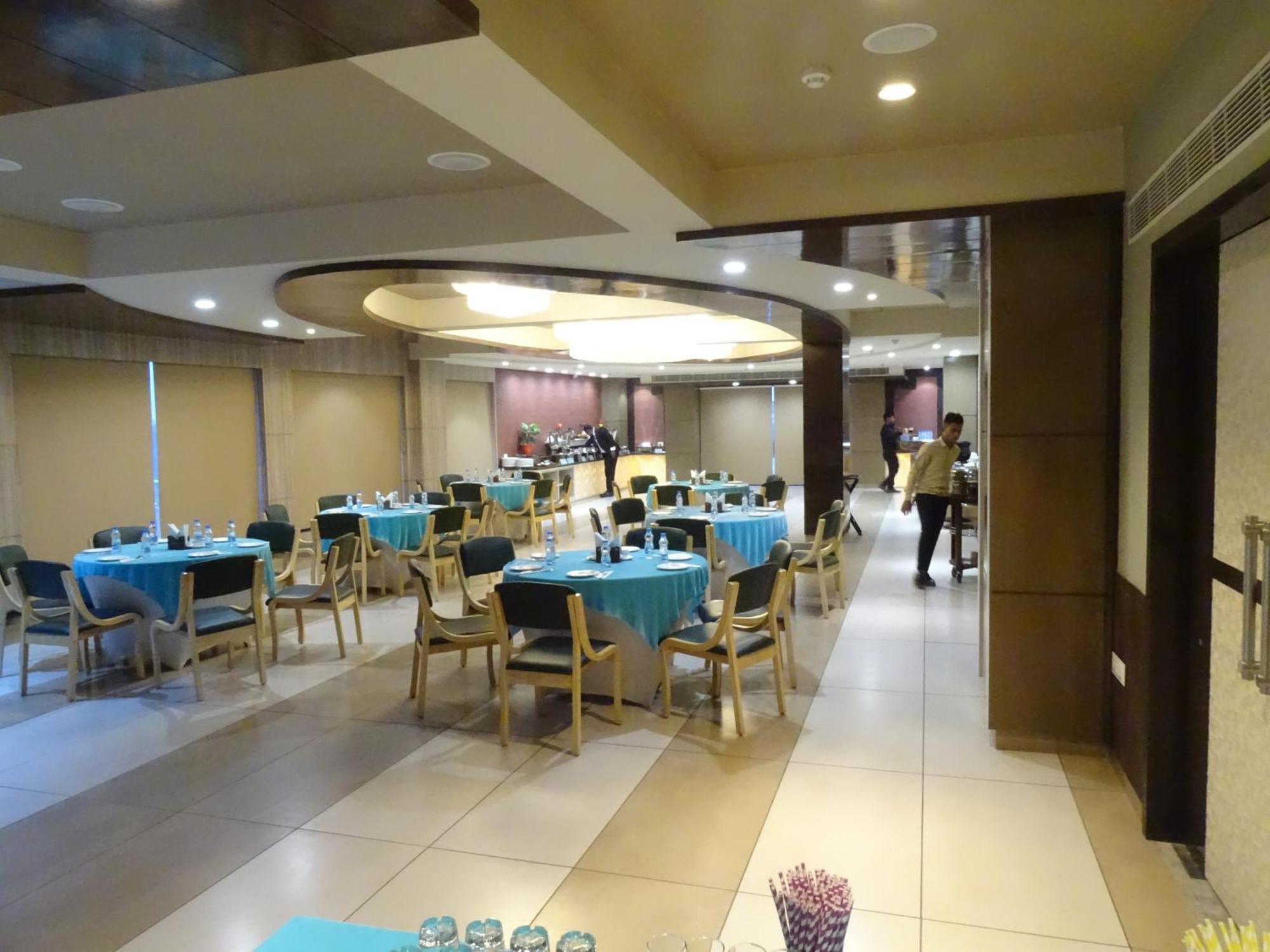 The Grand Arc Hotel & Convention Centre Shahjahanpur Bagian luar foto