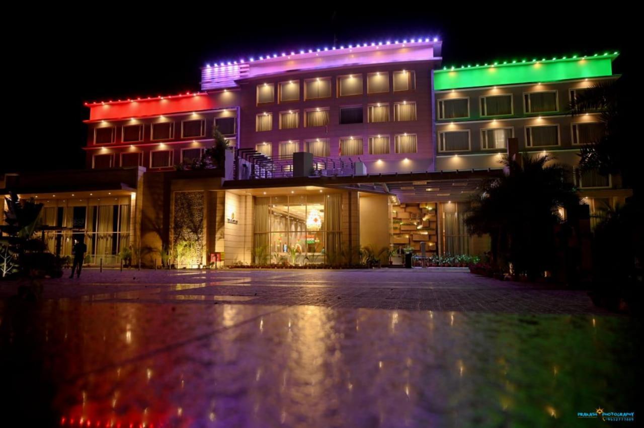 The Grand Arc Hotel & Convention Centre Shahjahanpur Bagian luar foto