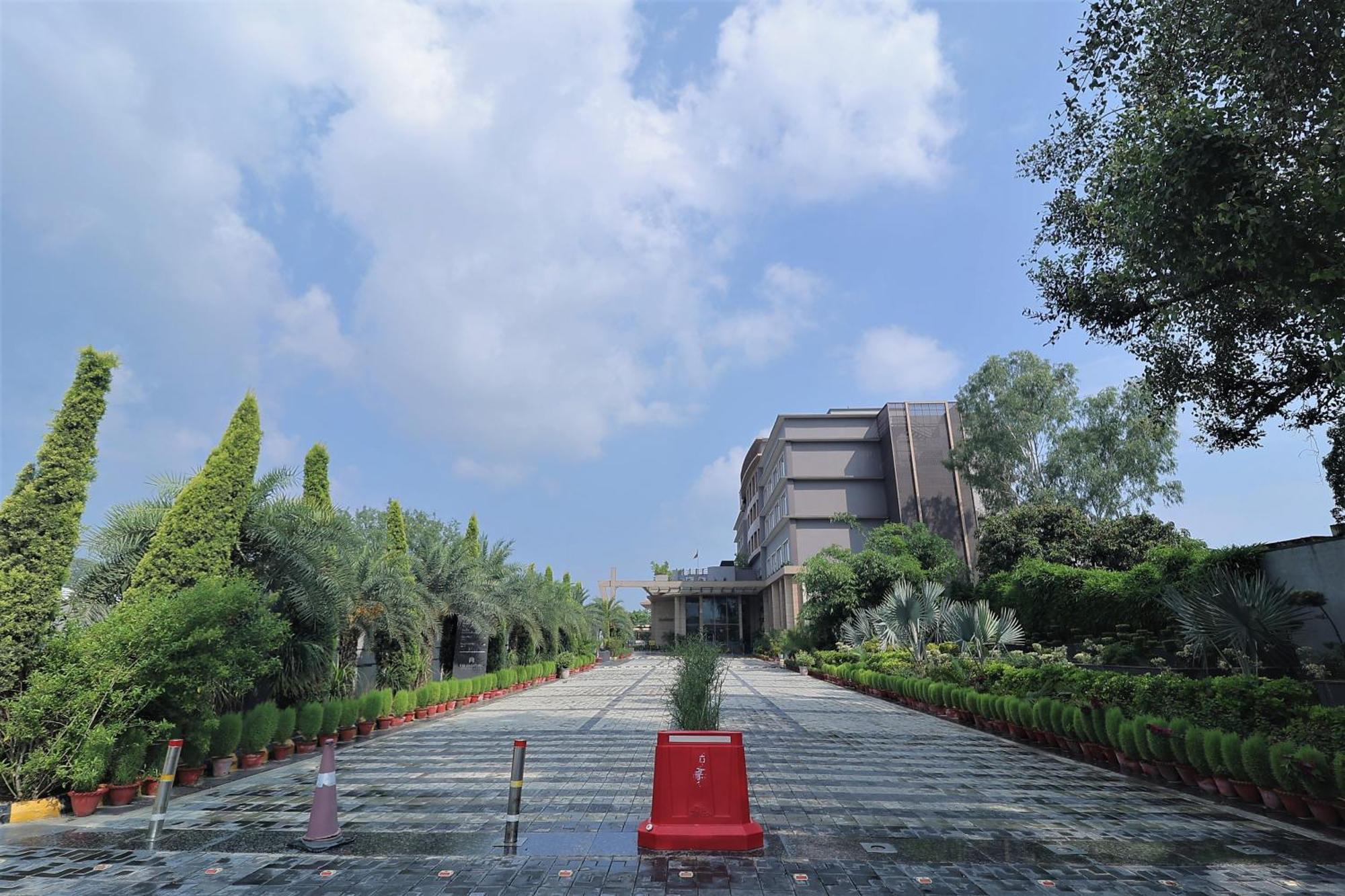 The Grand Arc Hotel & Convention Centre Shahjahanpur Bagian luar foto